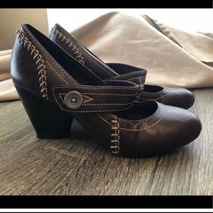 Dr. Scholl’s Mary Jane “Winner” heels